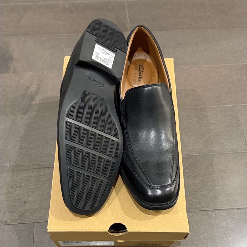 NWT in box leather Clarks Men's Sleek Black Slip-On Loafers Sz 9.5